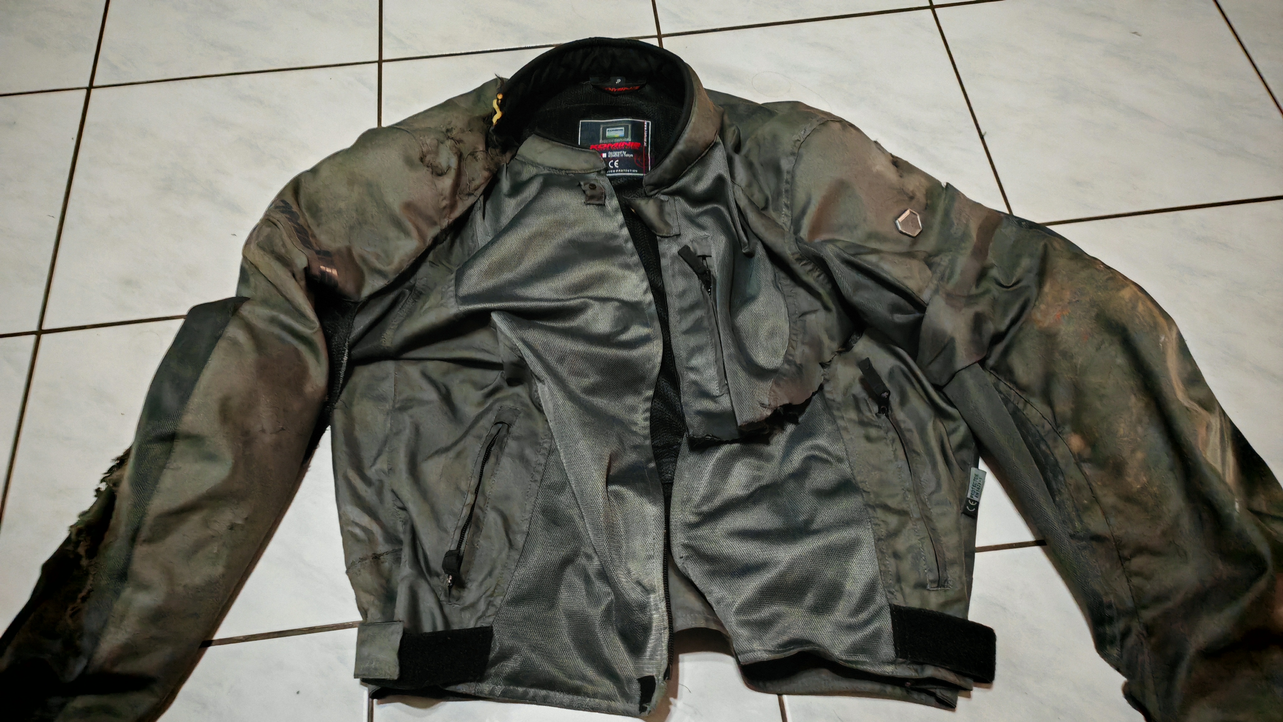 Hard to see the scissors cut in this lighting. This was a good jacket